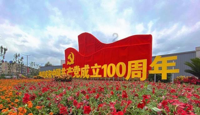 明星助理因粉丝围堵拍摄拍打粉丝手机，做法是否可取？如果你是跟拍者你会怎么做？游戏画面